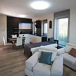 Apartment Lux Apartmanhaz