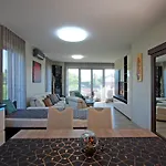Lux Apartmanhaz *