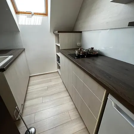 Lux Apartmanhaz 펄로즈너크