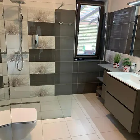 Lux Apartmanhaz 펄로즈너크