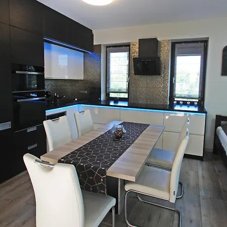 Lux Apartmanhaz * 펄로즈너크