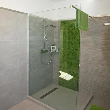 Lux Apartmanhaz * 펄로즈너크